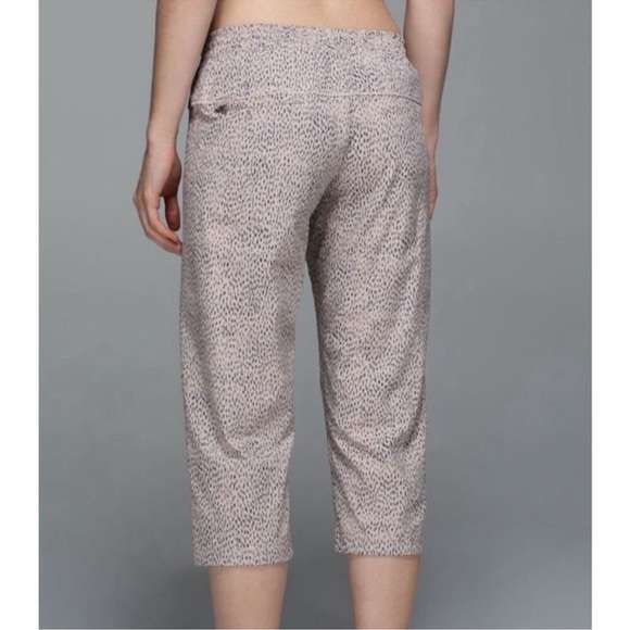 Lululemon Step Lively Crop in Dottie Dash Grain‎ Size 8 - Picture 2 of 7